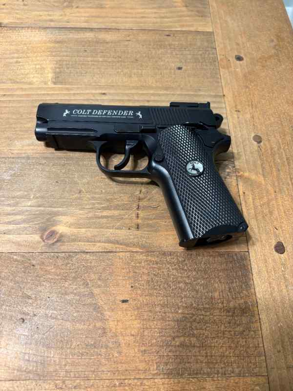 Colt Defender 1911 .177 BB/Co2 bundle 