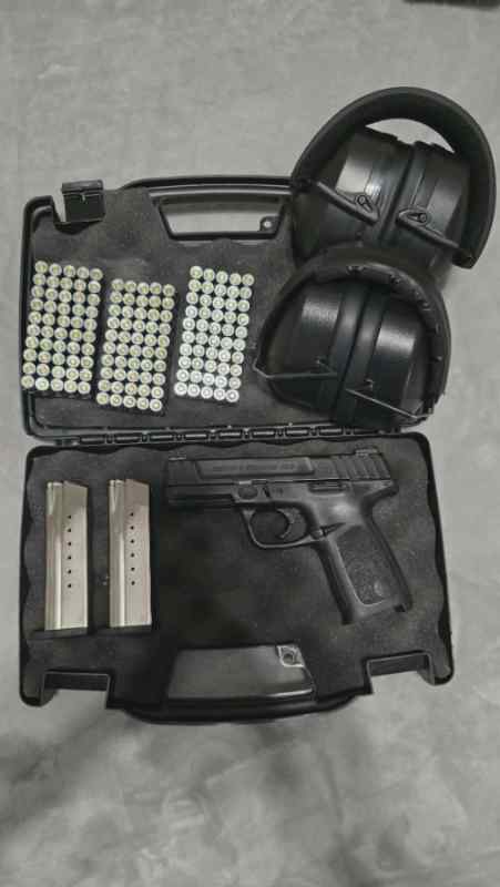 Smith &amp; Wesson 9mm pistol